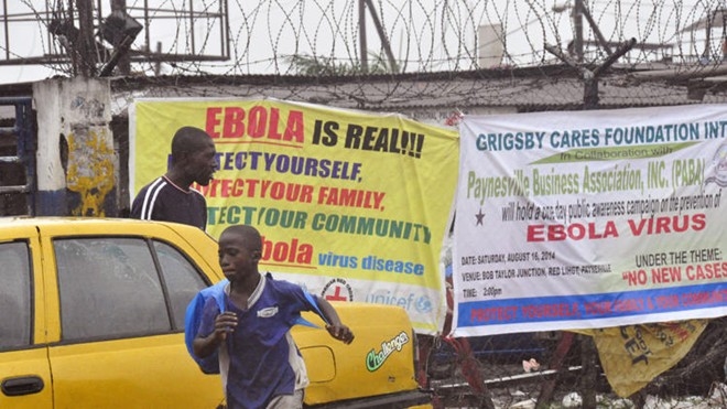 Đối mặt thần chết, bệnh nhân Ebola vẫn phải chạy bọn hôi của